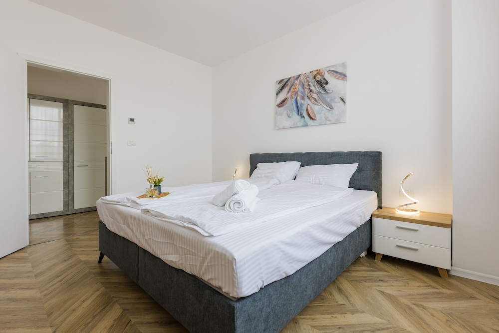 1BDR Comfort by ApartInvest view 2