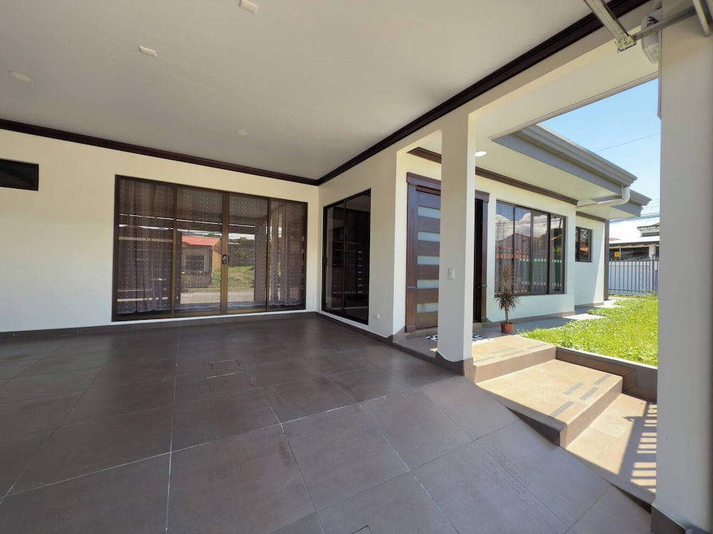 Fully Equipped 3 Beds 2 Cars 20-min Airport
