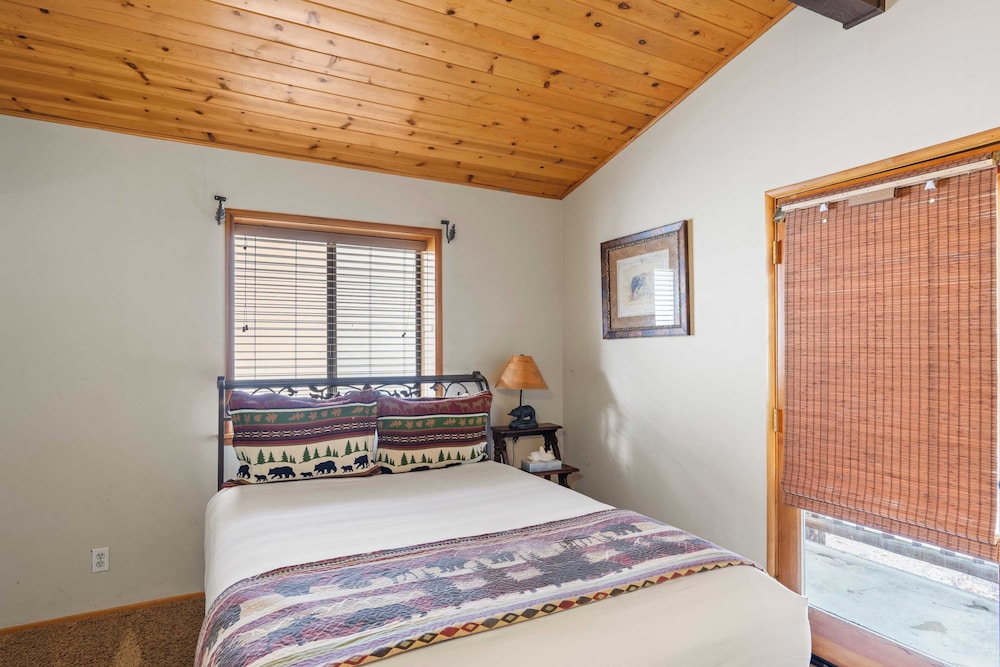 Lakeview Cabin w/ Game Room & Deck Near Ski Slopes & Trails Sleeps 20 Waterview by Avantstay
