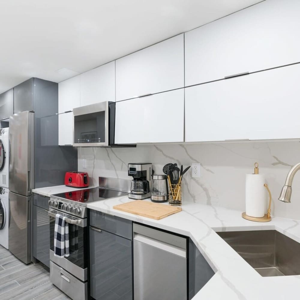 317-1d New 2BR Duplex W D Private Backyard