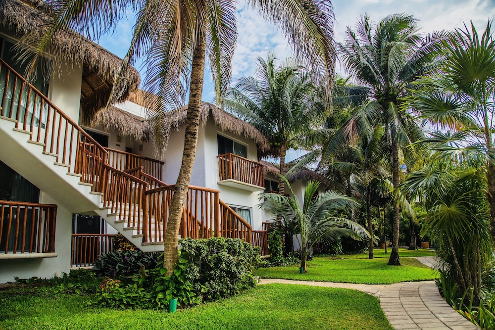 Las Villas Akumal 2B-17 by SkyRun