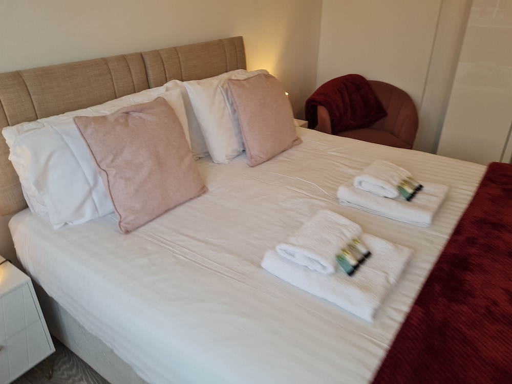 Lovely 2-bed Apartment in Cheltenham Spa view 3