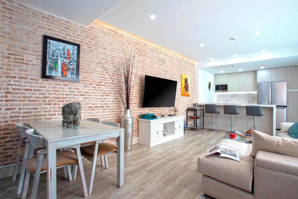 Marvelous 2-bedroom Apartment With Terrace in Triana. Castilla II