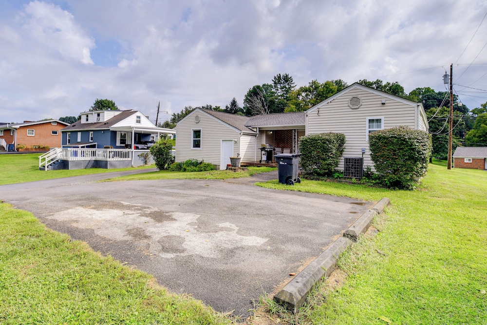 Cozy Home w/ Spacious Yard: 2 Mi to Dtwn Bristol