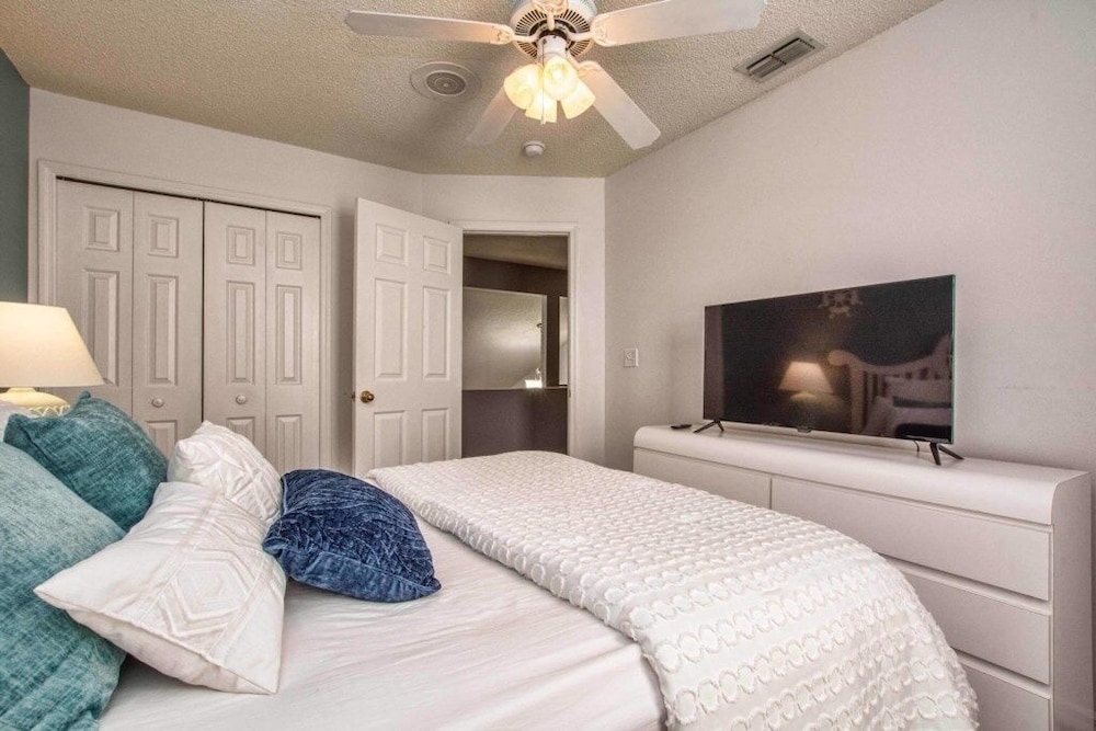 Beautiful Waterfront Home Close To Disney!large Spacious Layout, Pool & Wifi 4 Bedroom Home