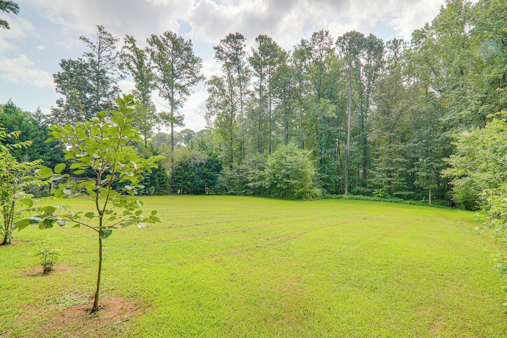 Stylish Country Living: Serene Suwanee Retreat!