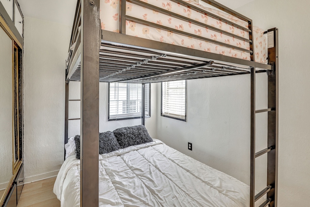 Fullerton Home Base: Easy Access to Dtwn + Csuf!