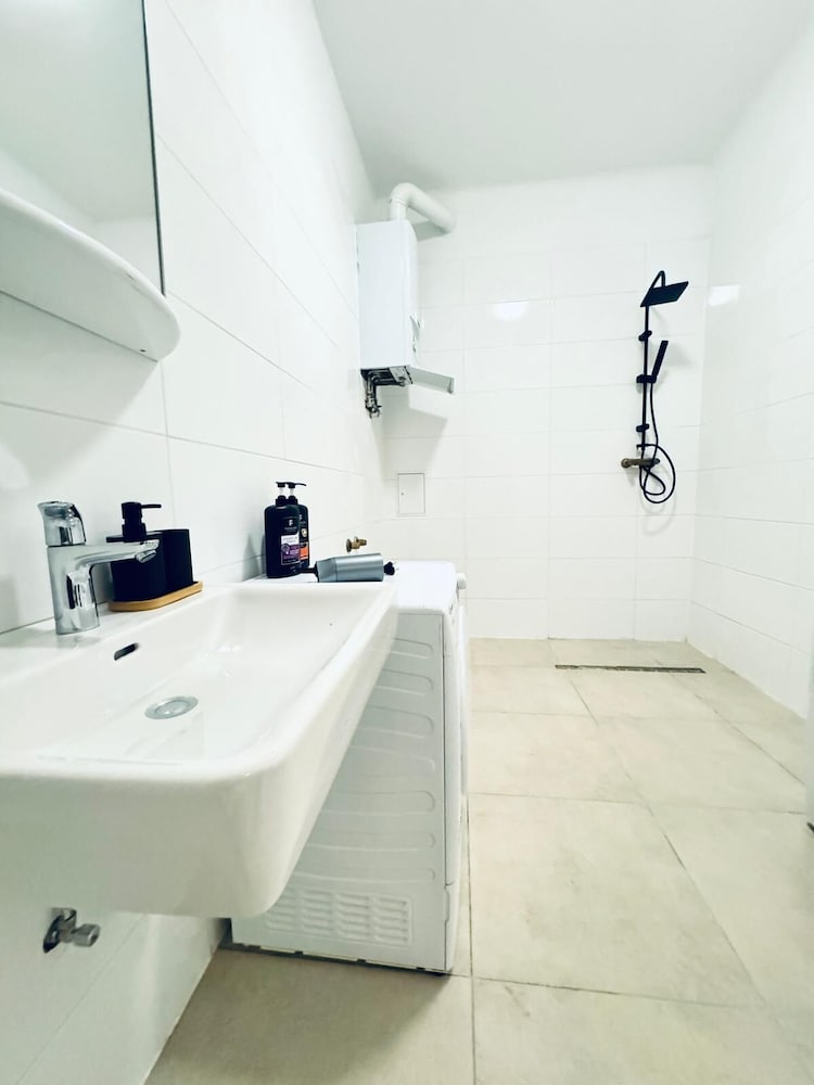 Stylish 4BR Apt Near Westbahnhof