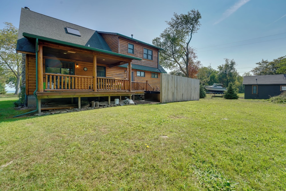 1 Mi to Public Beach: Port Austin Cabin w/ Hot Tub