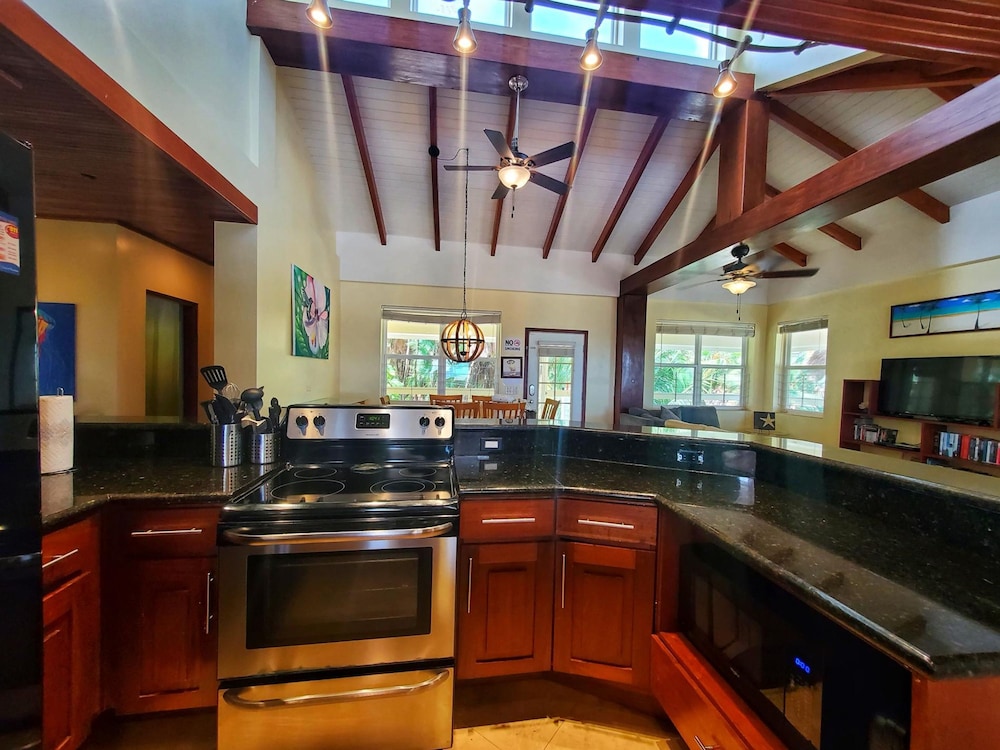 Lucky Duck Villa - Huge Beachfront Pool and Pier