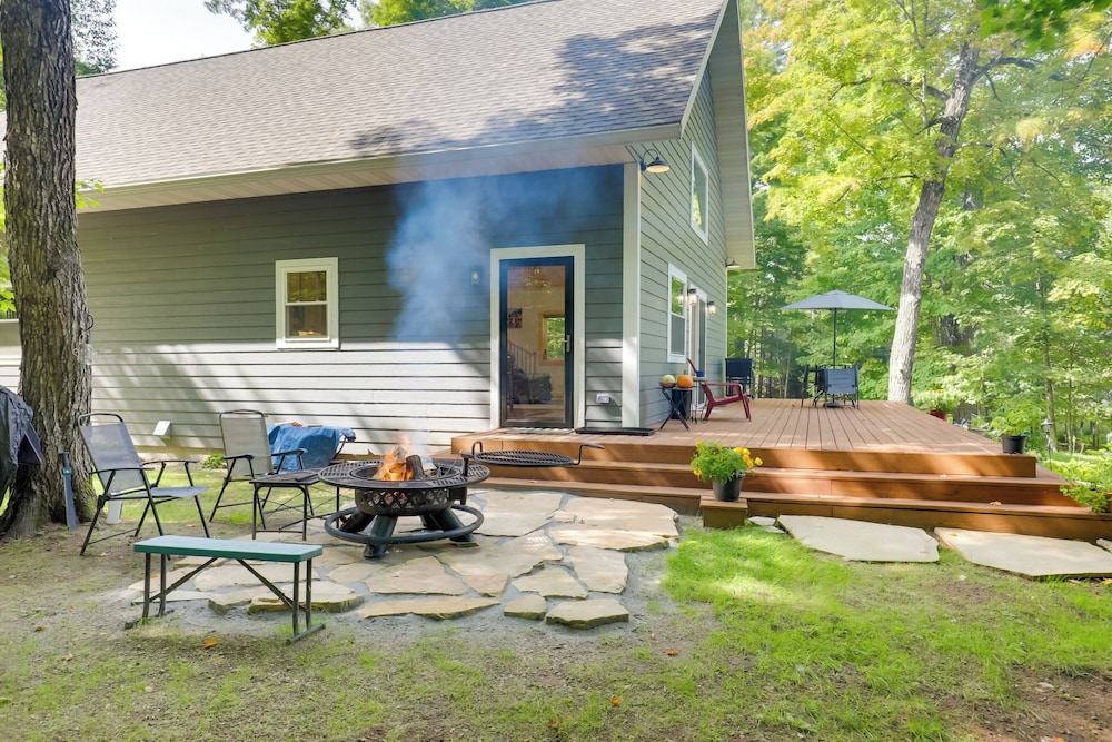 Paddle, Play & Relax: Home w/ Pioneer Lake Access!