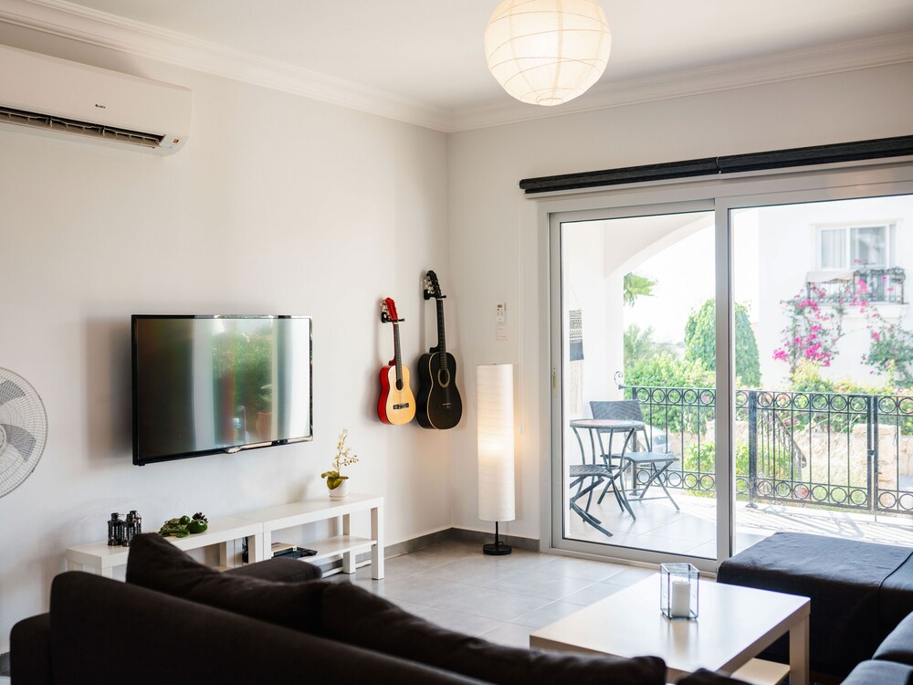 Sunny and Family Friendly Apartment Directly at the Pool
