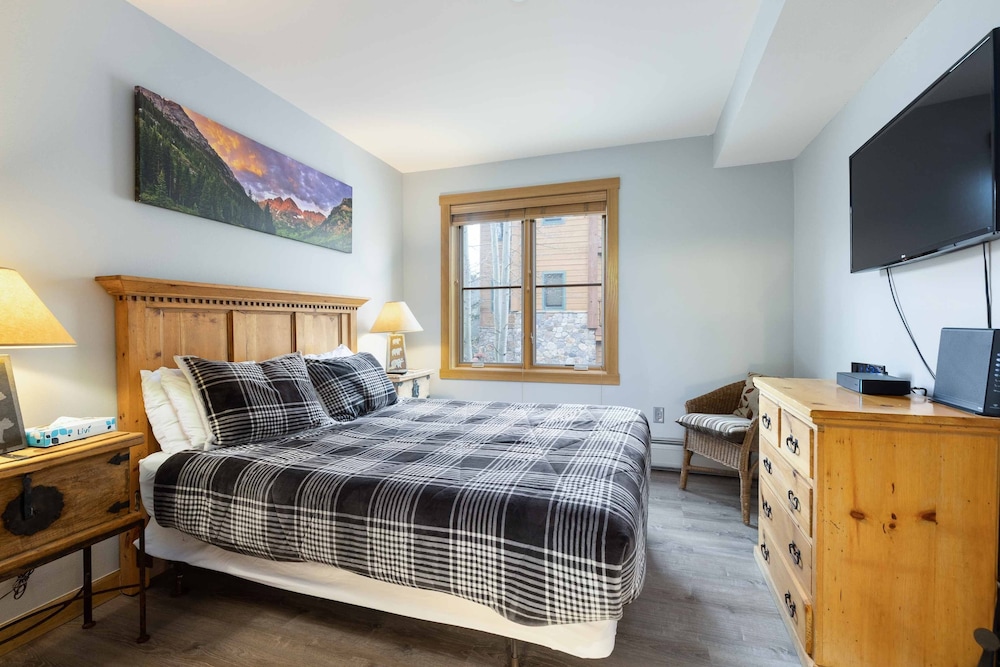 8045 Black Bear 1 Bedroom Condo by RedAwning view 2