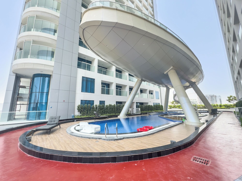 Vogue Opalz short Drive to Dubai Hills M