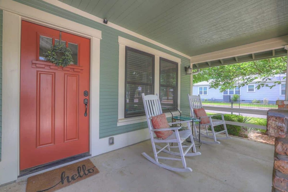 Charming Cottage-3 Mins to Downtown-pet Friendly!