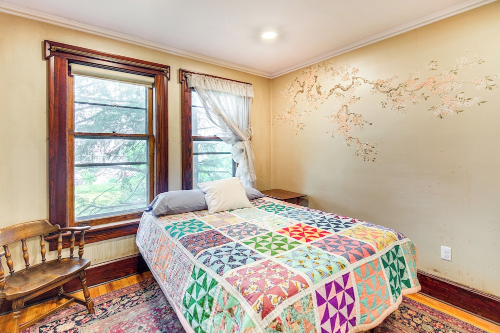 2 Mi to Lake Erie: Spacious Retreat Near Cafes!