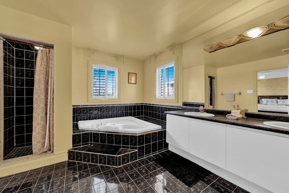 Mississauga Retreat Your Spacious 5-bedroom Home