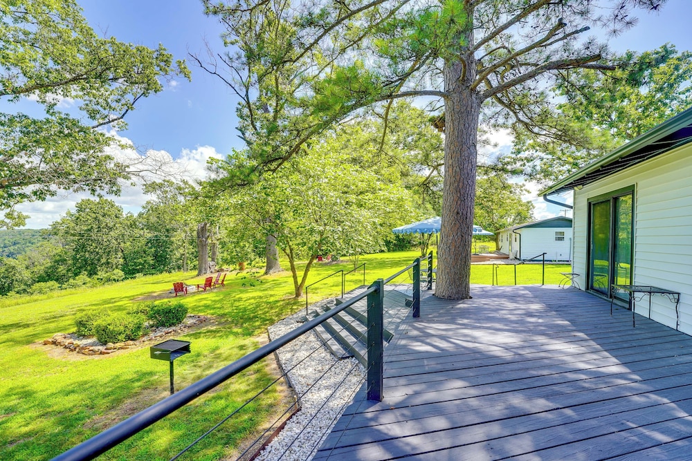 Near Table Rock Lake: Family Home w/ Deck & Views