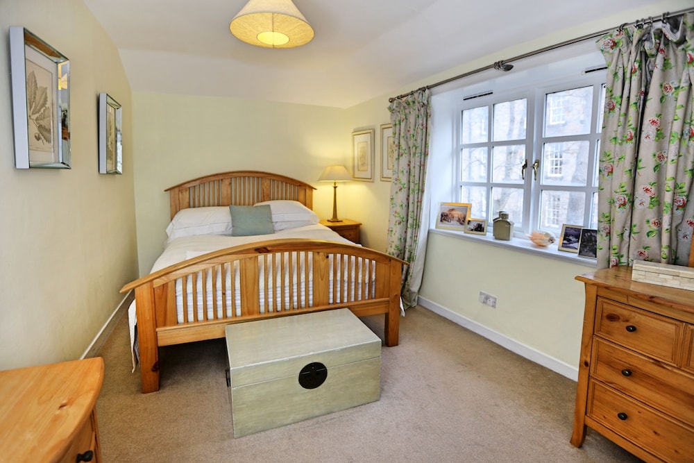 Wonderful Central Edinburgh Apartment view 4