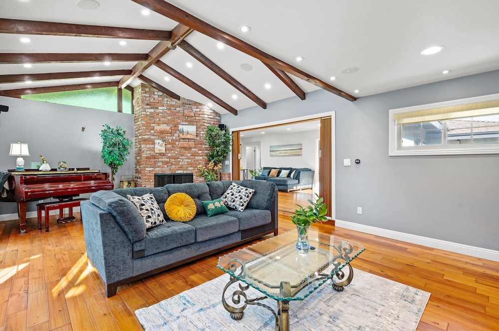 Luxury Estate With Sparkling Pool Elegant Amenities