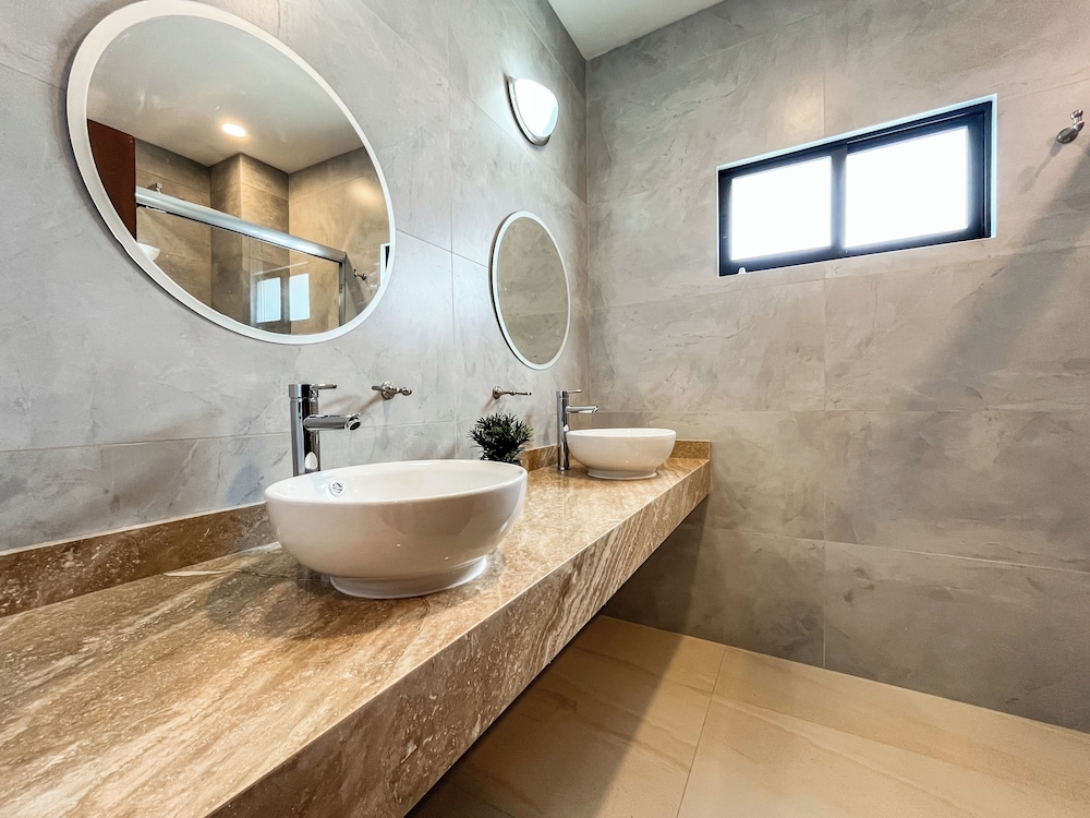 Makeva Condos - Near Malecon