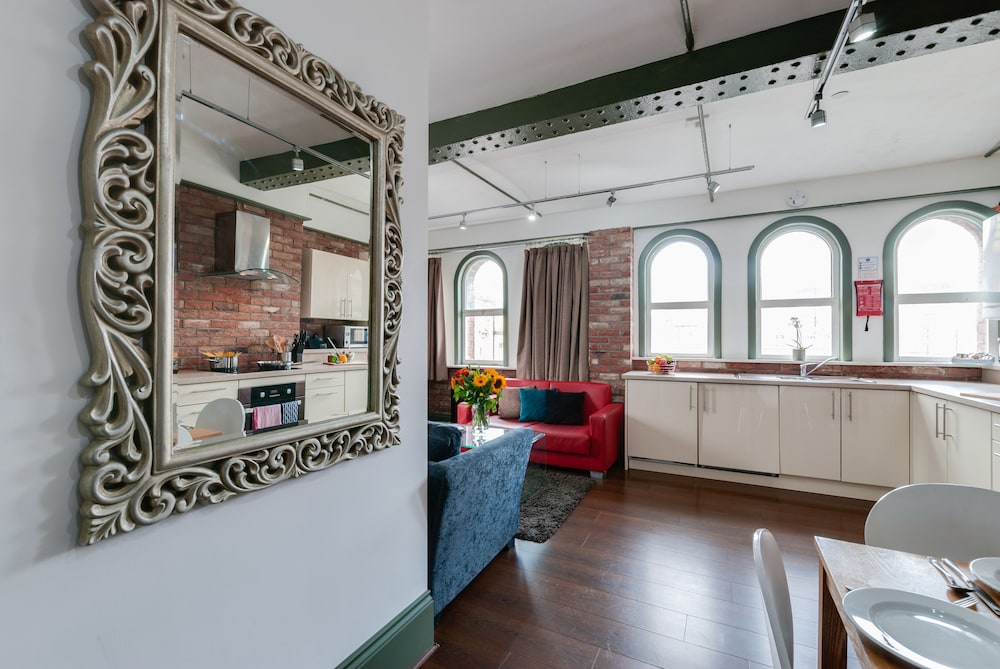Base Serviced Apartments - Sir Thomas Street