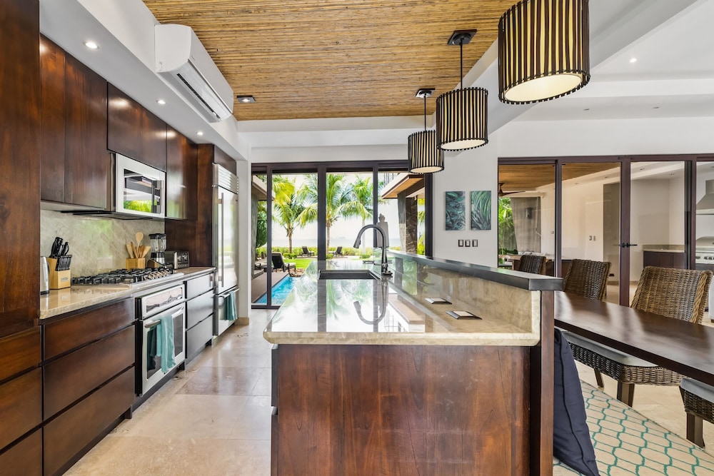Beachfront Villa - Sunsets and Daily Maid Service