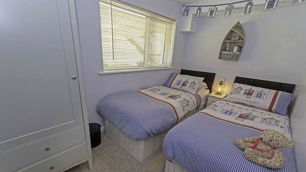 Clifton Court Apt 19 With Heated Pool view 2