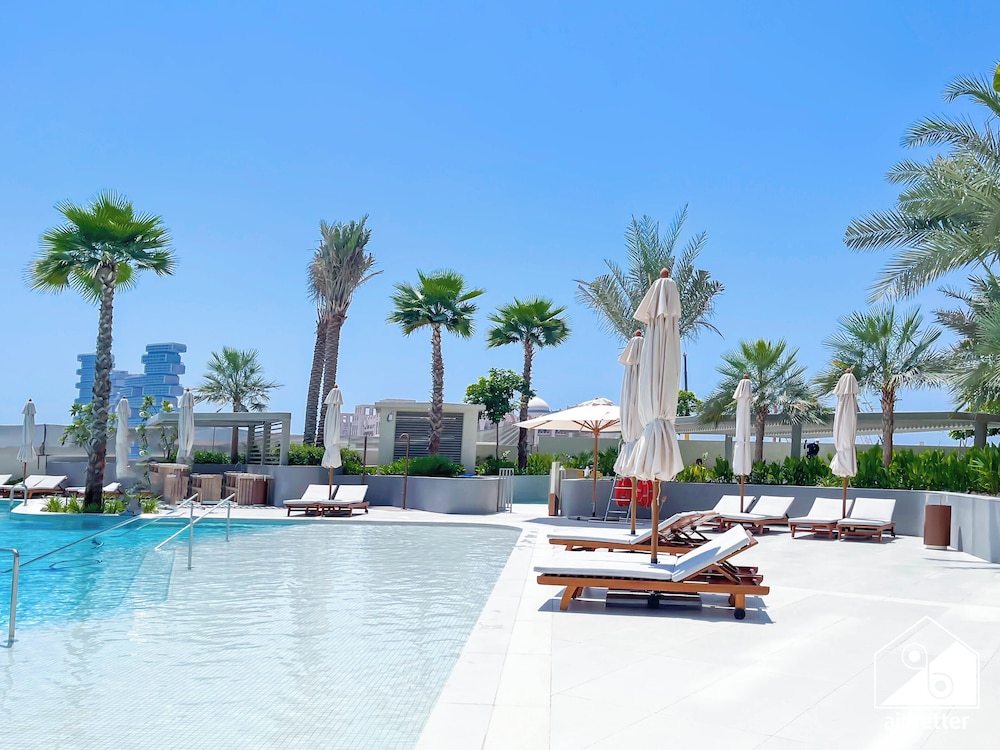 Luxury Beachfront 1BR on Palm Jumeirah & Balcony
