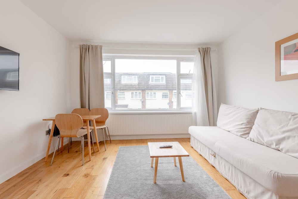 Spacious 4BD Home, Near Excel London!