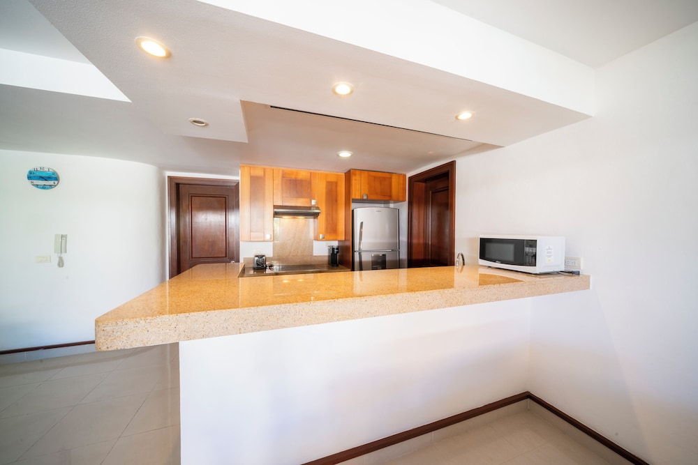 Luxury 1 BR Condo with Pool - Kaan 304