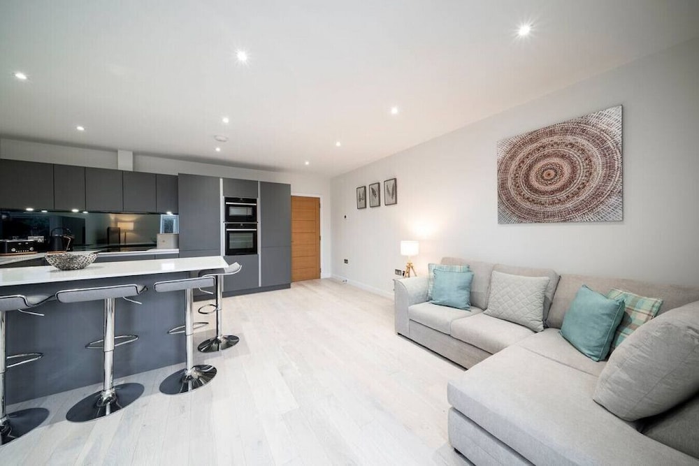 West Queen Street Apt - The Luxe Life