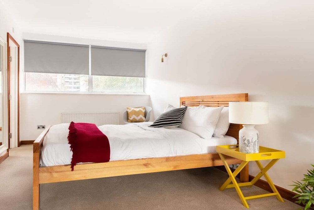 The Southwick Sanctuary - Large & Modern 6BDR Home with Private Terrace