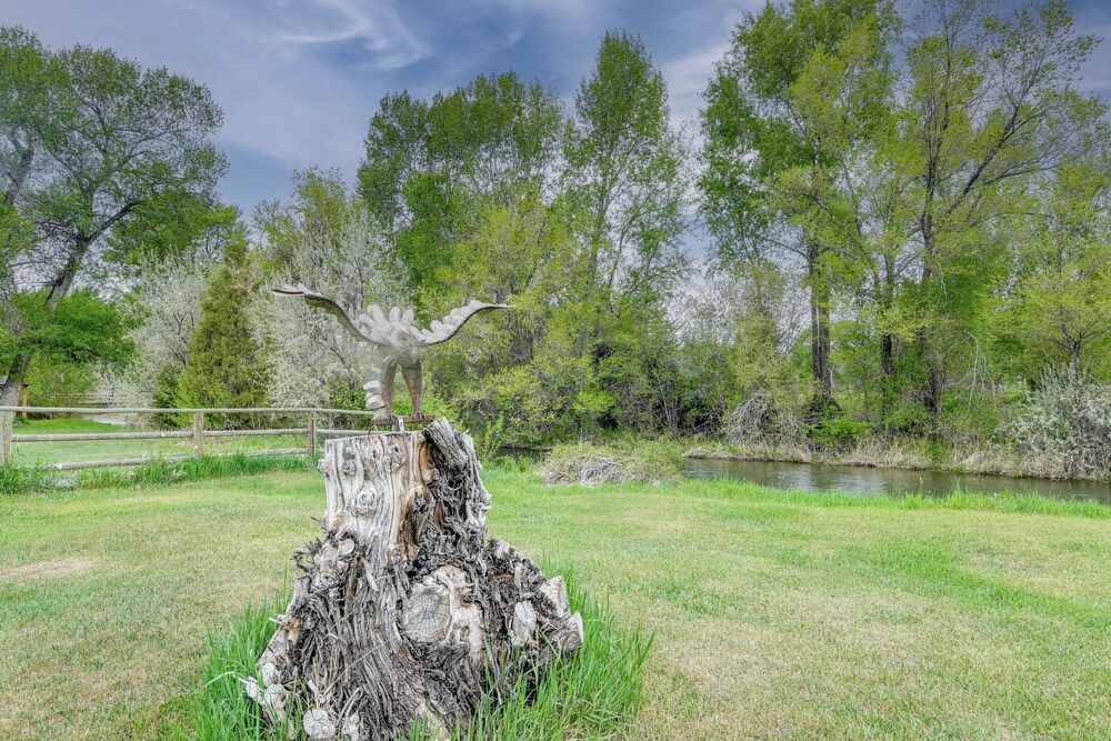 11 Mi to Bear World: Riverfront Getaway in Rigby