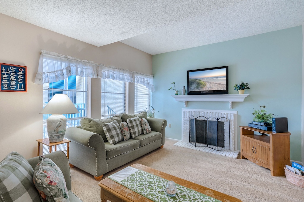 Madeira Beach Yacht Club 215F by Distinctive Beach Rentals