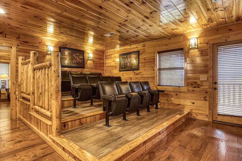 Grand View Lodge Panoramic Views Hot Tubs Game Room Theater Sleeps 56 Guests