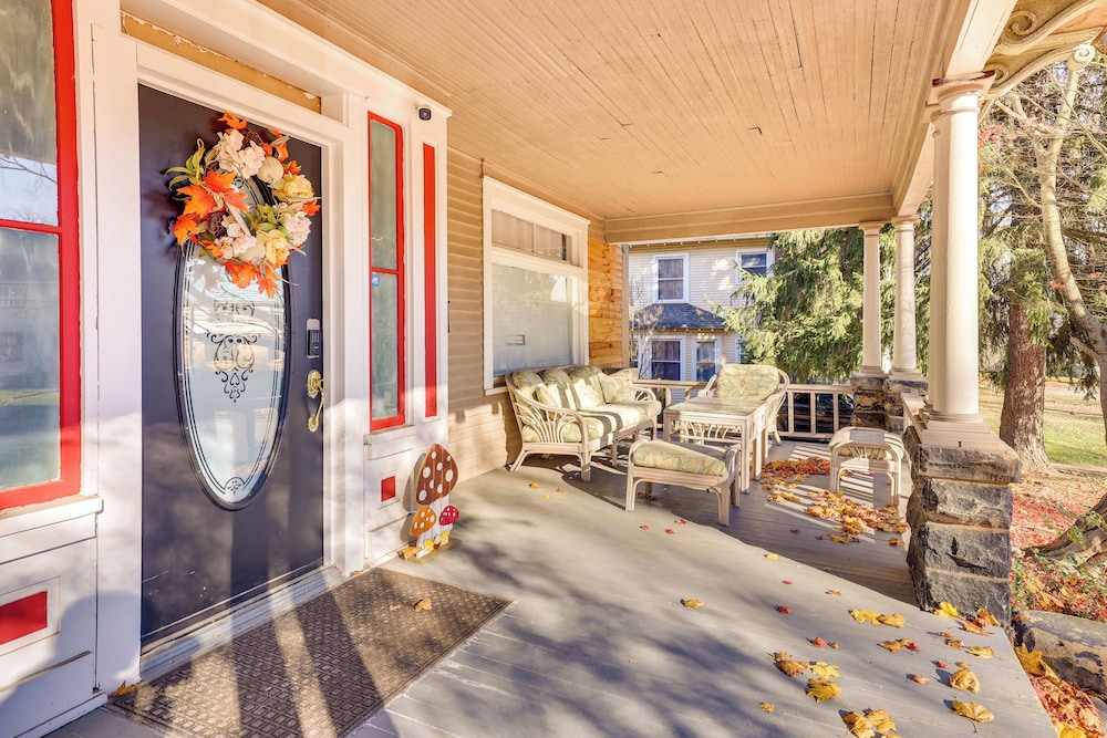 < 1 Mi to Youngstown State: Historic Home w/ Porch