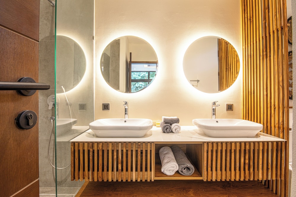 Enchanting 5BR Canggu Villa Moments to Sea