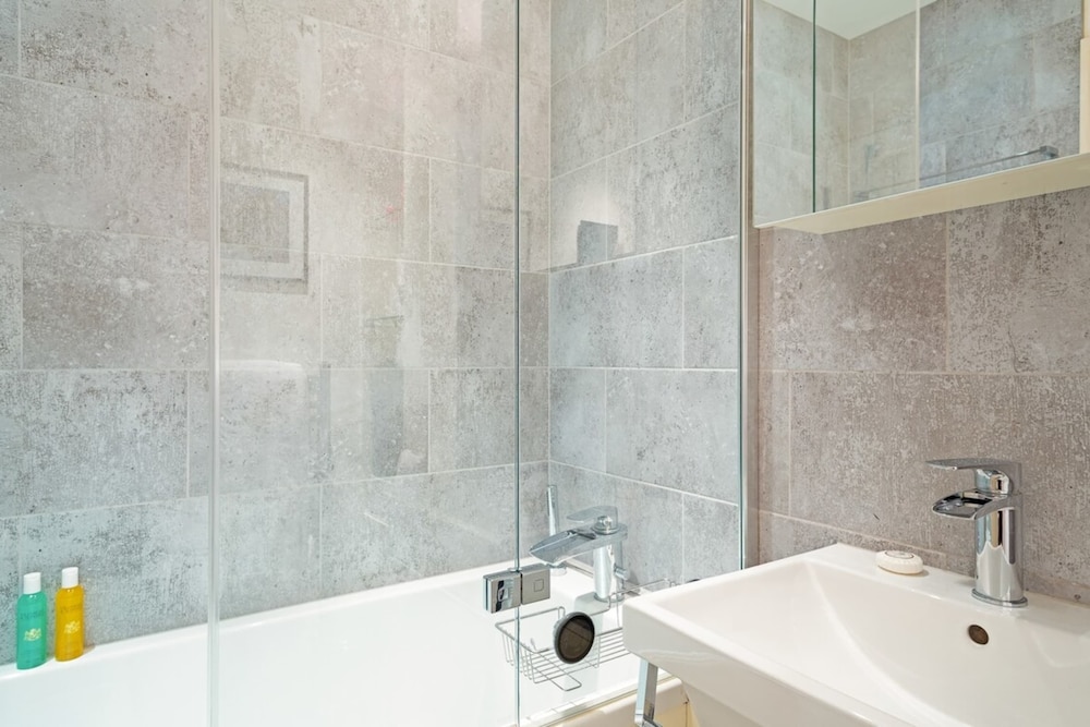 Bright 2 Bedroom Apartment in South Kensington