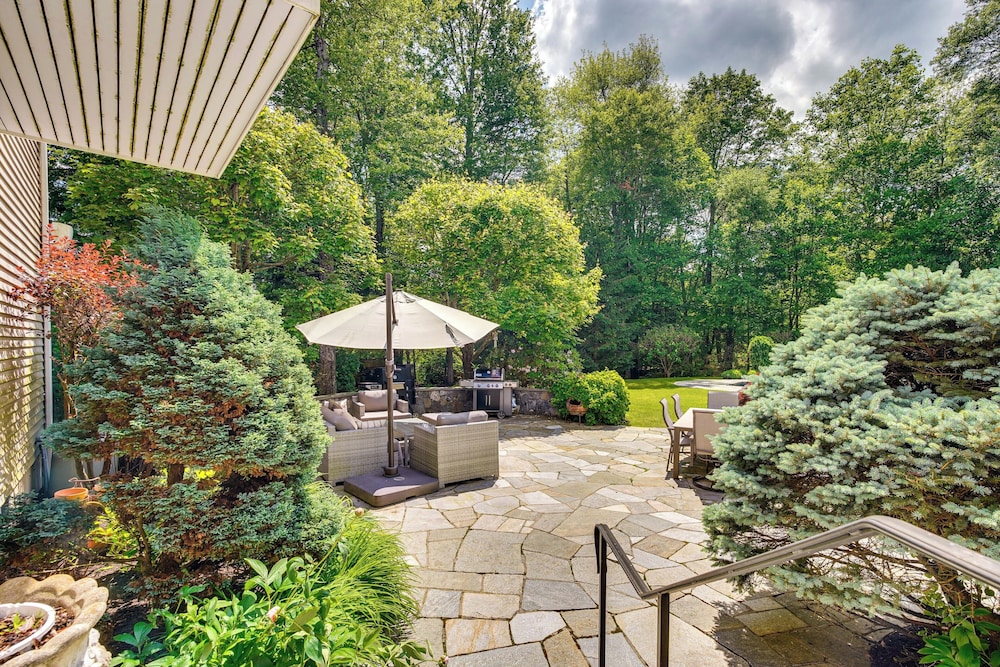 Serene Hudson Valley Escape w/ Pool & Grill