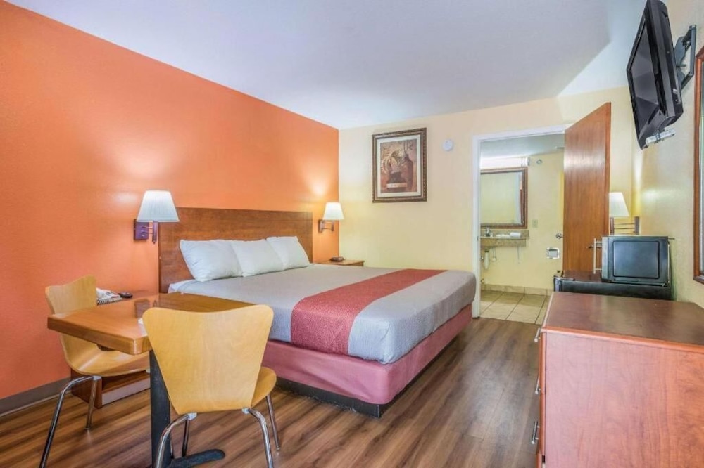 HomeTown Inn & Suites