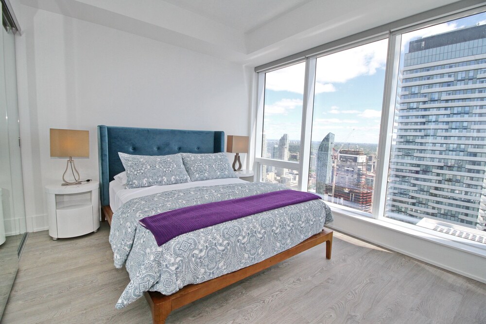 Luxury 1 BDR Condos - Convention Centre - Image 4