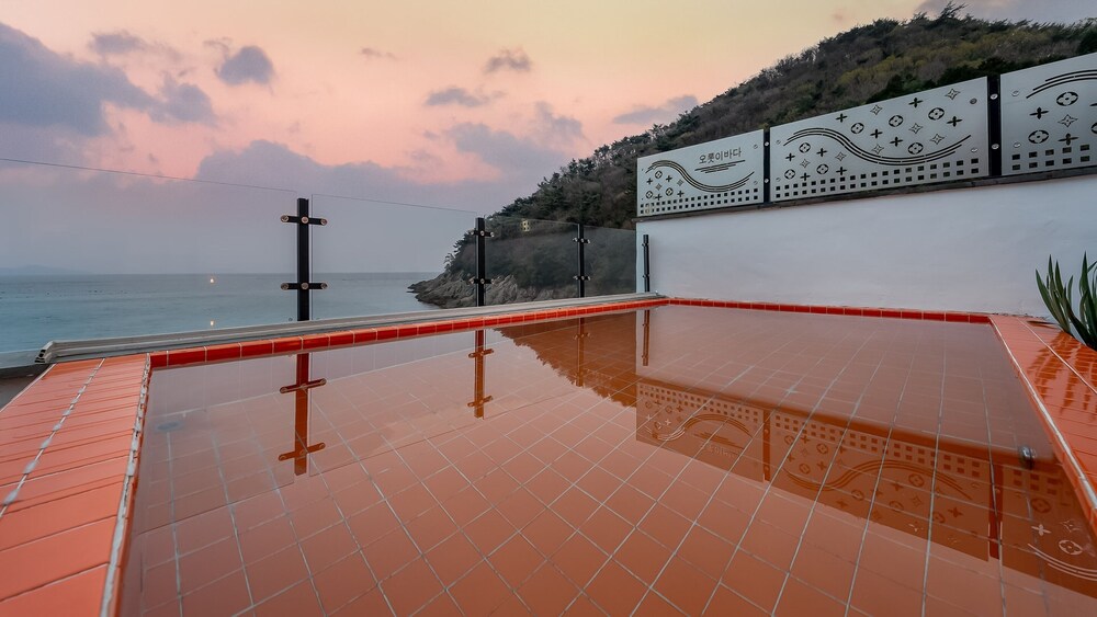 Namhae Orosy Bada Pool Villa & Pension