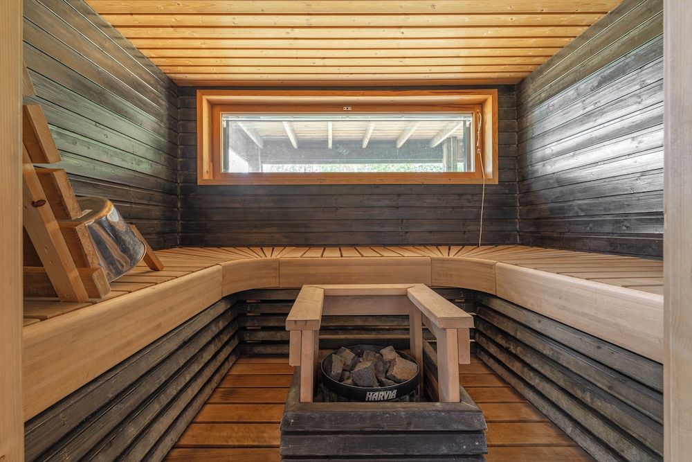Scenic Lakeside Cabin in Tahko - Hot Tub