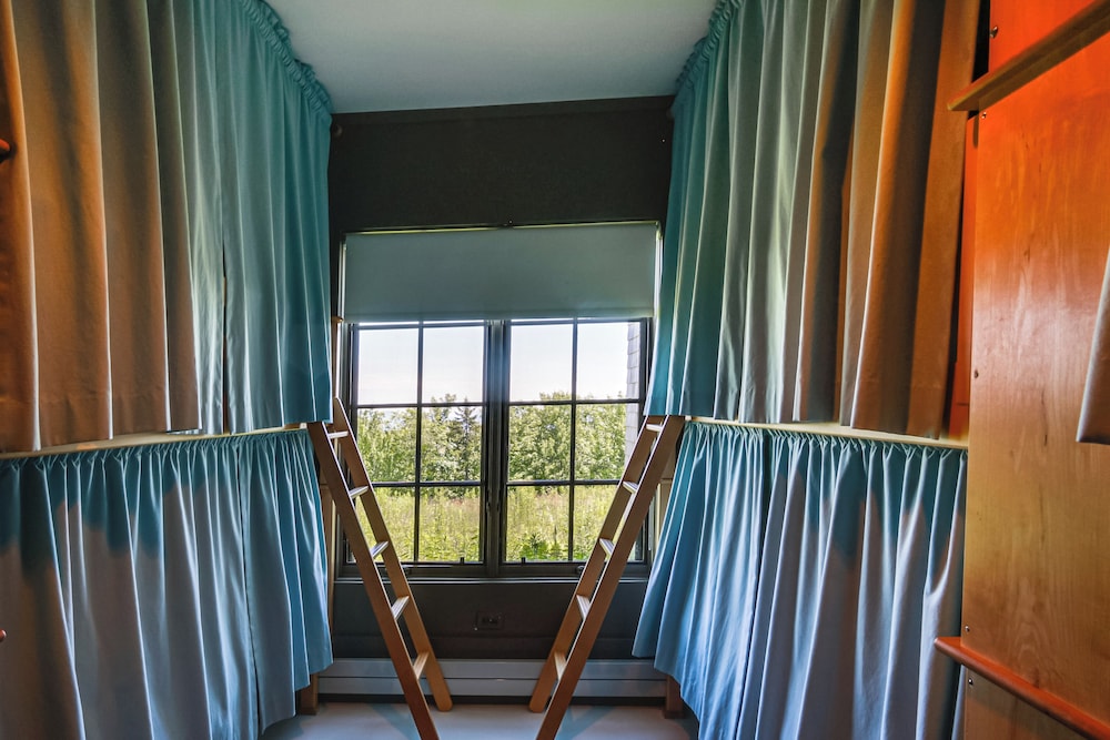 Group-friendly Newbury Stunner: Home Gym, Hot Tub!