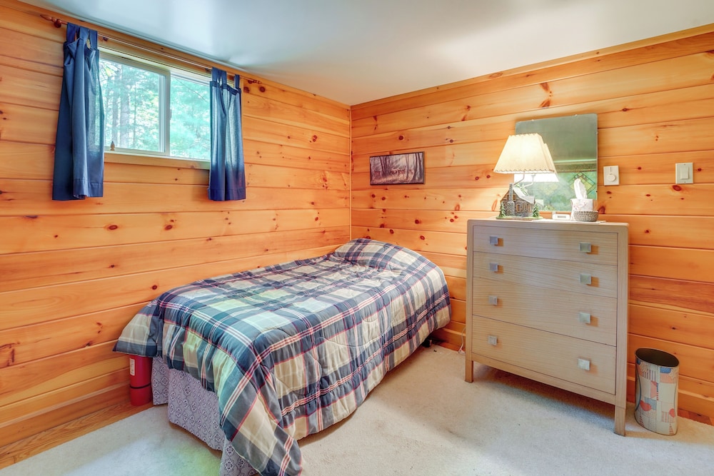 Cabin Comfort Near Psu! Fire Pit & On-site Trails