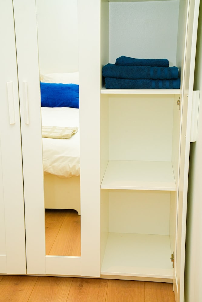 1BR Apt With Living Room Near CityArea