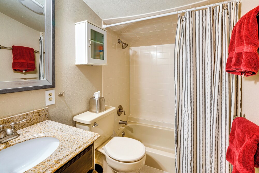 < 1 Mi to Dtwn: Creekside Frisco Home w/ Fire Pit view 2