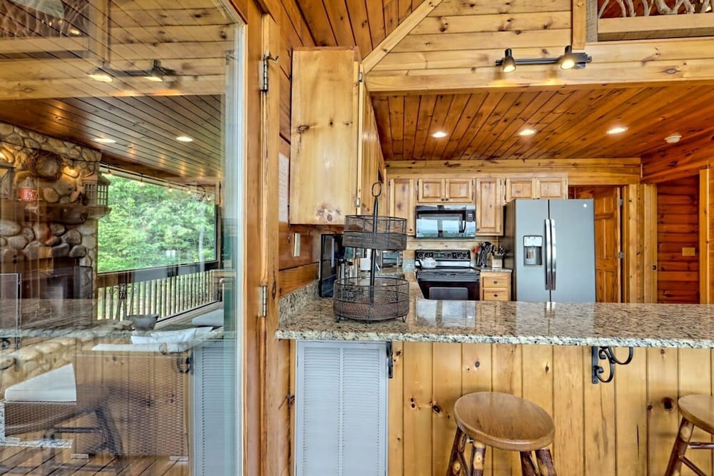 Hot Tub 3 Fireplaces Mountain Views Game Room
