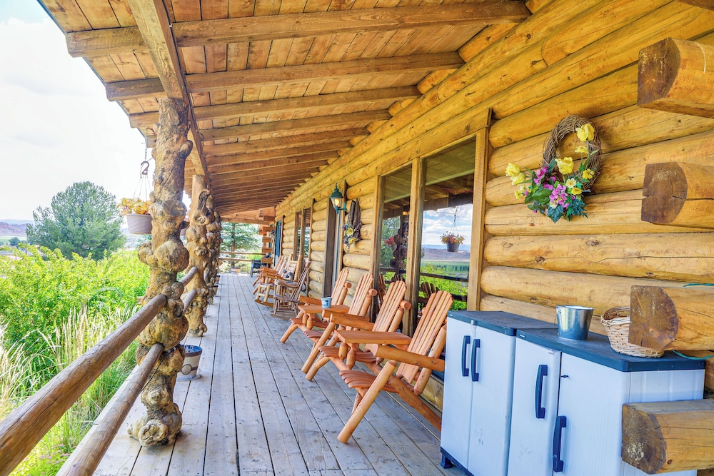 Stunning Mountain Views: Spacious Cabin in Dubois!